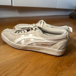 Onitsuka Tiger Mexico trainers in beige.
US size 7